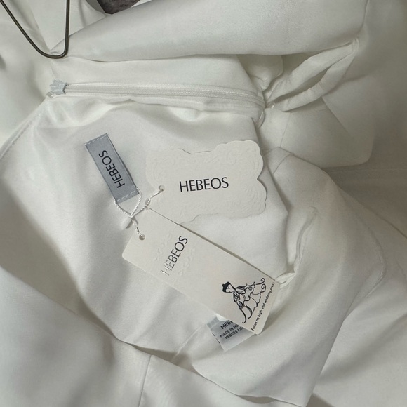 Elegant White Wedding Dress - Picture 4 of 4